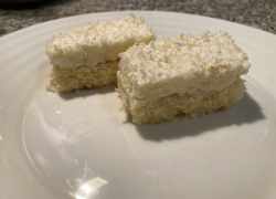 Hotové rafaello rezy, kokosové koláče na bielom tanieri