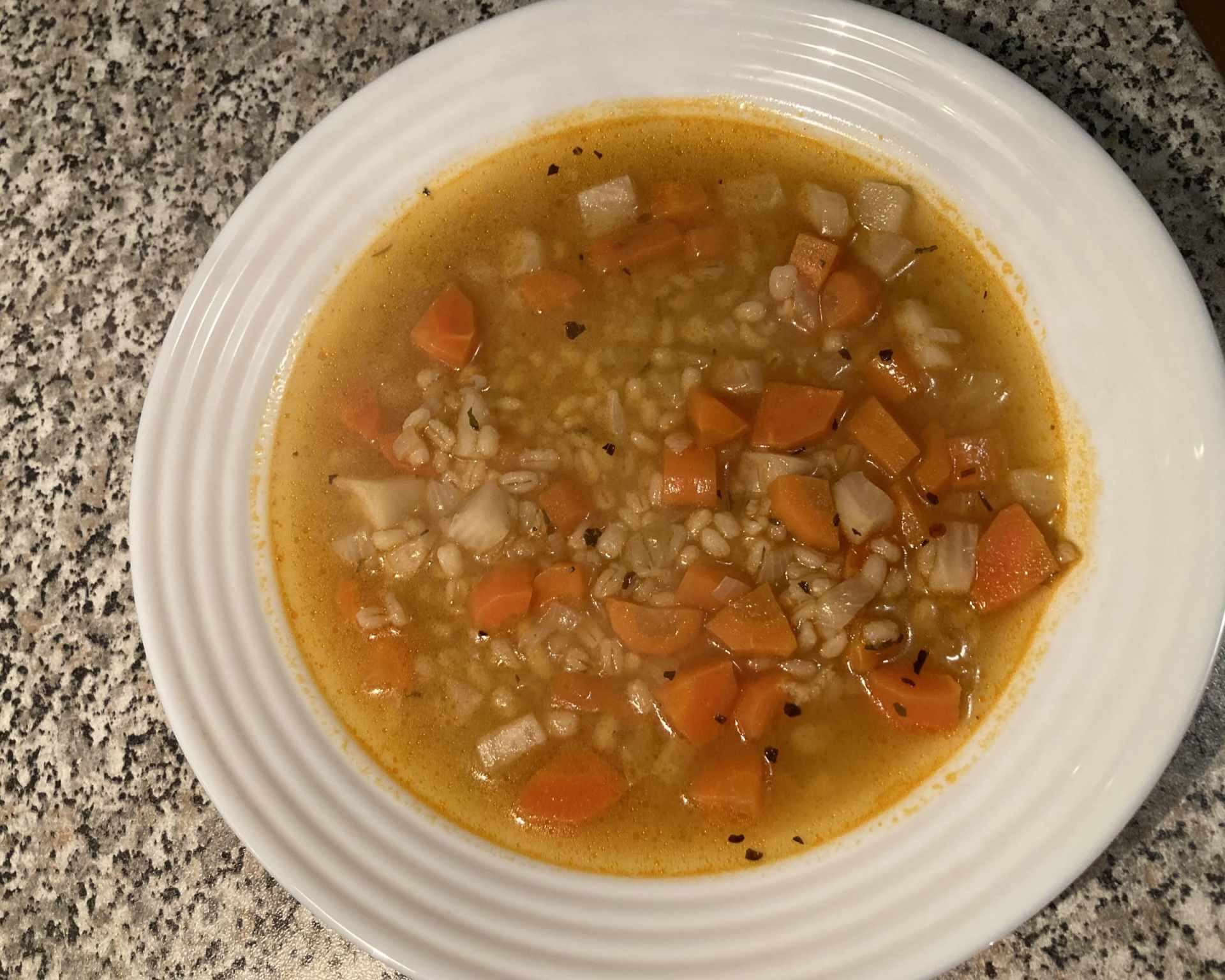 Hotová krúpková polievka so zeleninou, mrkva, petržlen, zeler