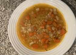 Hotová krúpková polievka so zeleninou, mrkva, petržlen, zeler