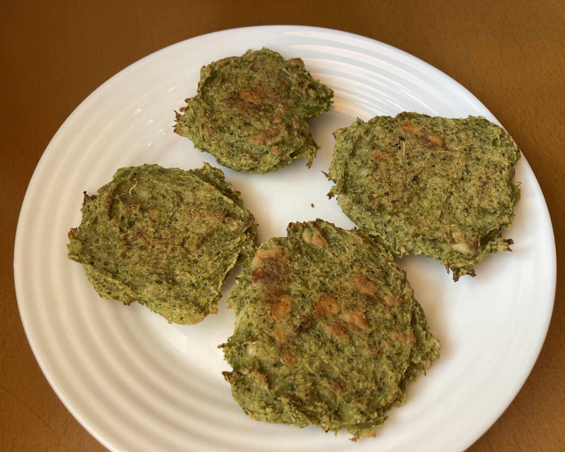 Hotové zdravé brokolicové placky na bielom tanieri