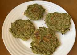 Hotové zdravé brokolicové placky na bielom tanieri