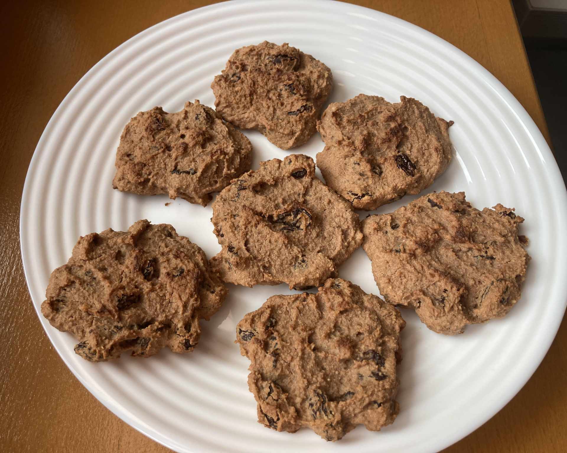 Hotové cookies z ovsených vločiek na bielom tanieri