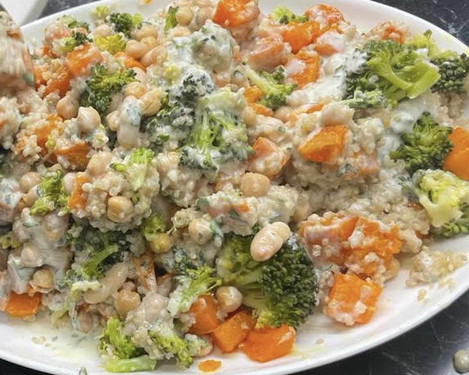 Hotový jogurtový quinoa šalát s mrkvou, brokolicou, fazuľou a cícerom