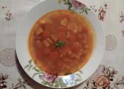 Hotová frankfurtská polievka so zeleninou, párkami a mrveničkou