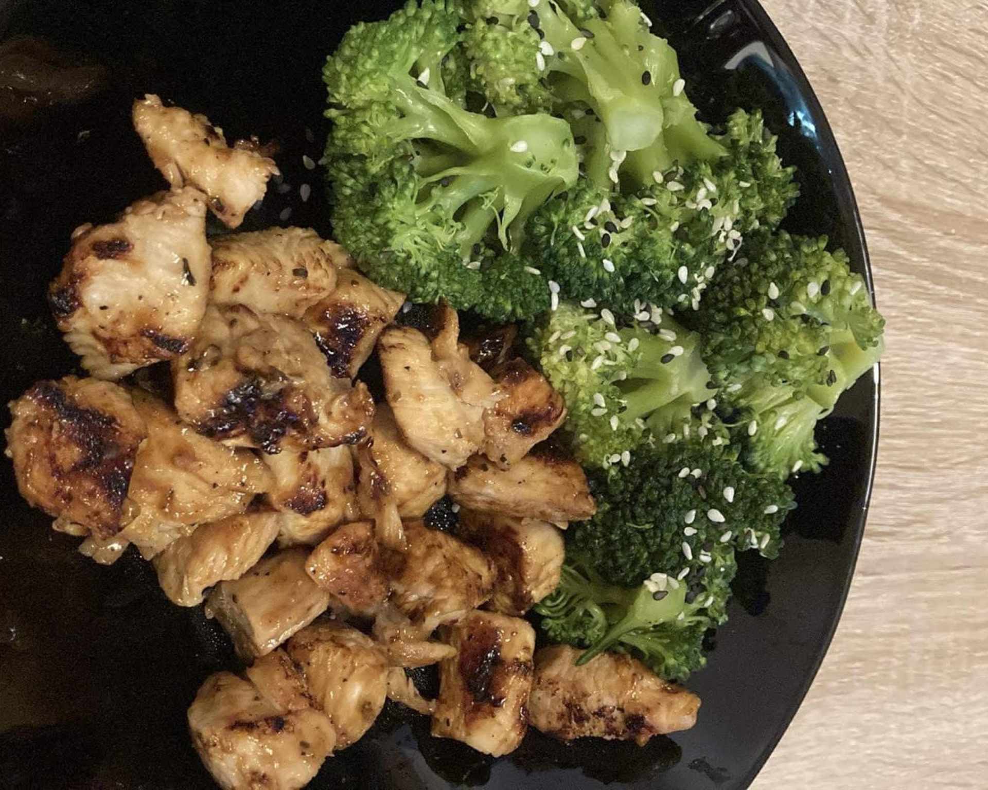 Hotové opražené kuracie kúsky s brokolicou