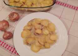 Upečené zemiaky a červená cibuľa v rúre, jemné a chuťovo vyvážené jednoduché jedlo