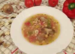 Sýta polievka s hubami, cícerom, červenou šošovicou, paradajkami a paprikou