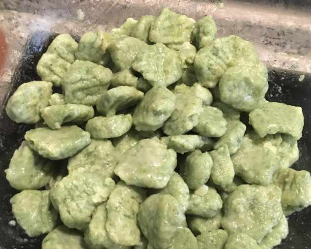 Hotové zelené gnocchi z medvedieho cesnaku