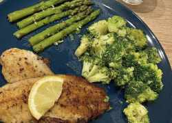 Hotové rybie filé s brokolicou a špargľou