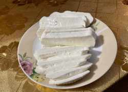 Hotový domáci syr z kravského mlieka nakrájaný na plátky