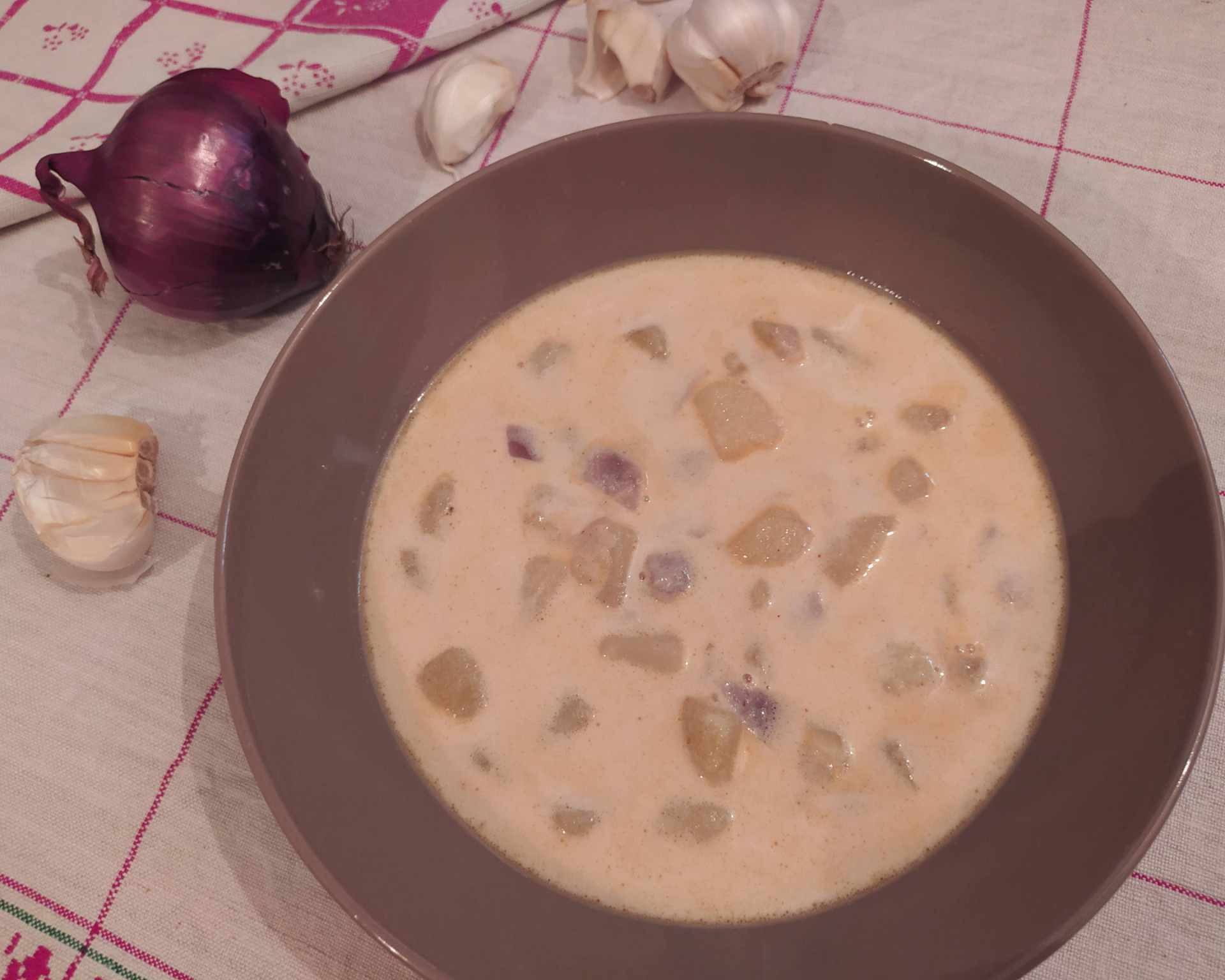 Smotanová polievka so zemiakmi, kôprom a octom