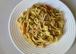 Hotové špagety s tofu na thajský spôsob s arašidmi a ázijskou zeleninou