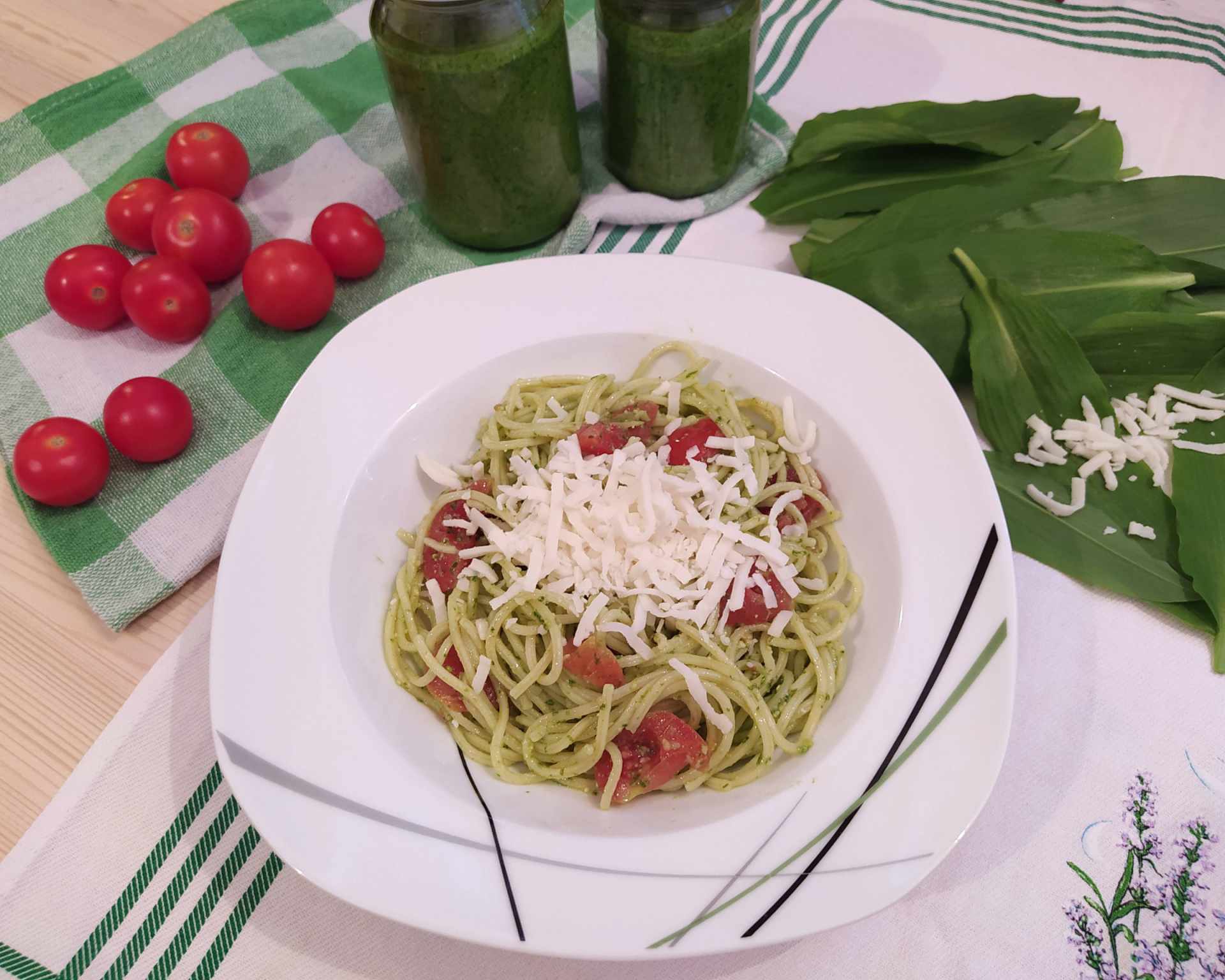 Zelené špagety, pesto cesnak medvedí s paradajkami a nastrúhaným syrom