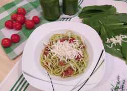 Zelené špagety, pesto cesnak medvedí s paradajkami a nastrúhaným syrom