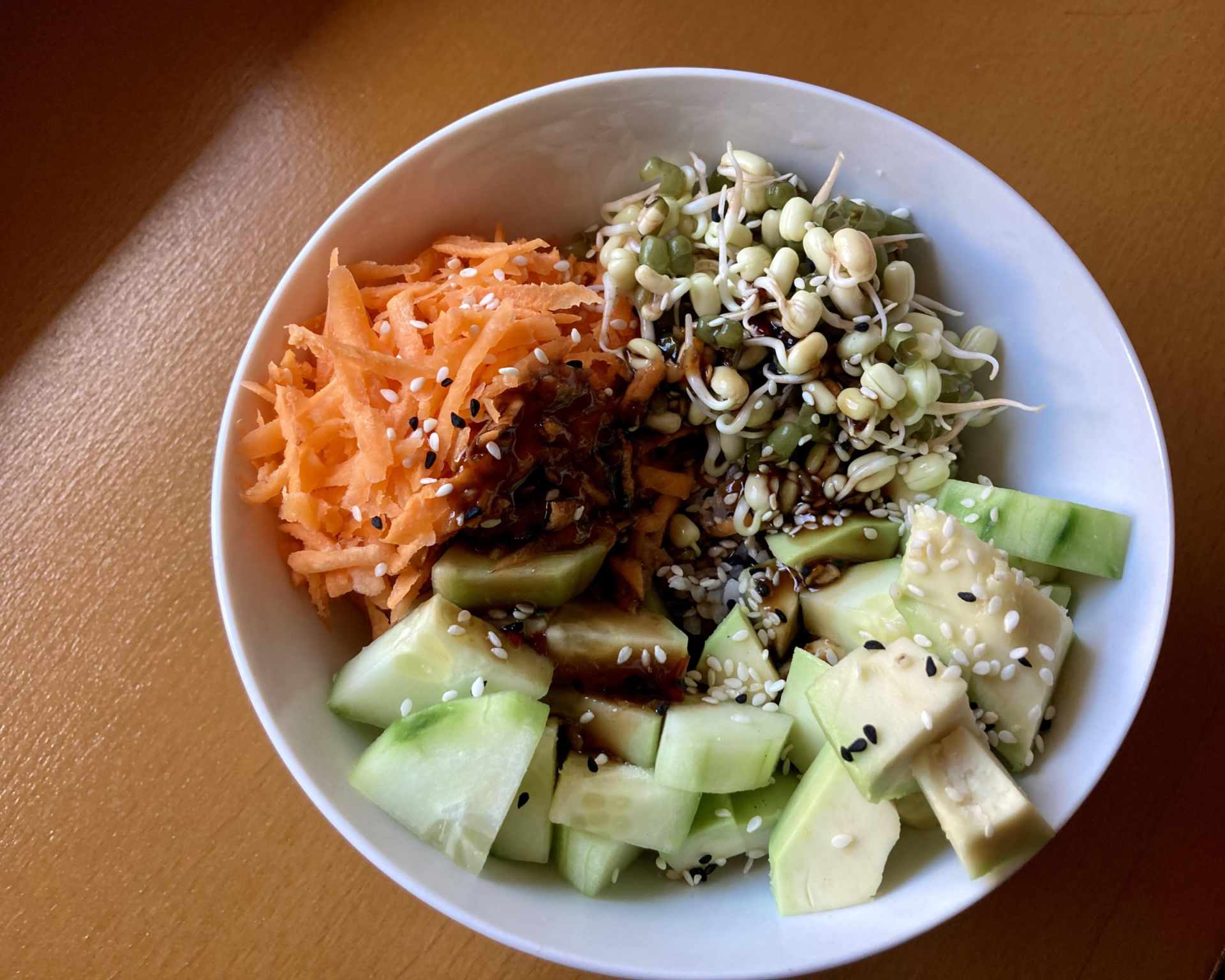 Hotové vegetariánske poké bowl