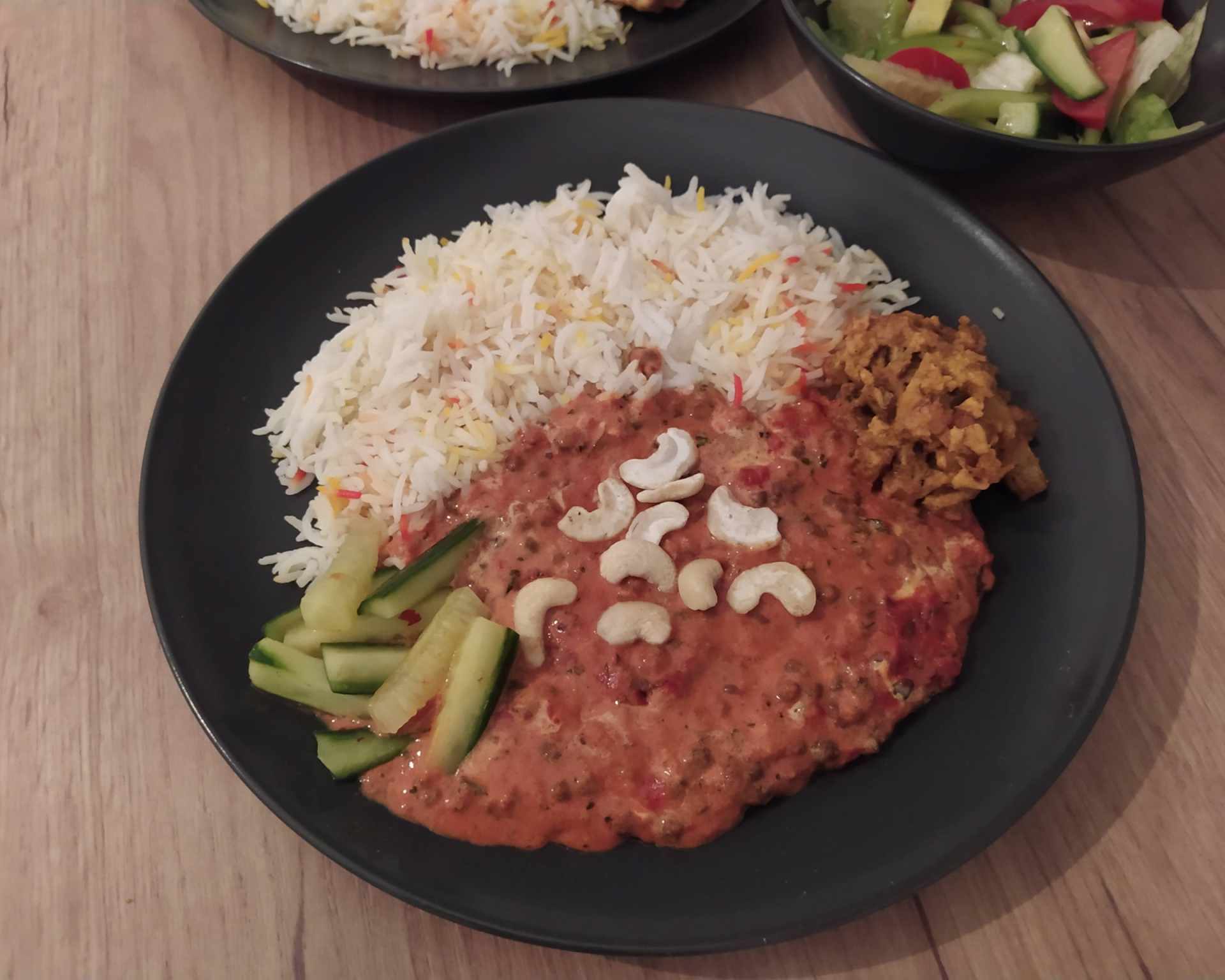 Červená šošovica s pakorou, ryžou a kešu orieškami