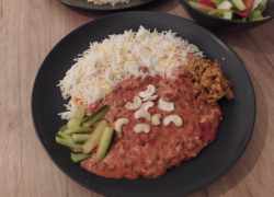 Červená šošovica s pakorou, ryžou a kešu orieškami