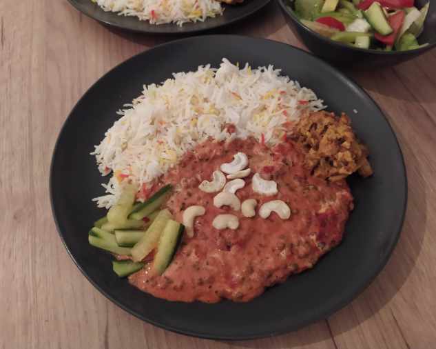 Červená šošovica s pakorou, ryžou a kešu orieškami