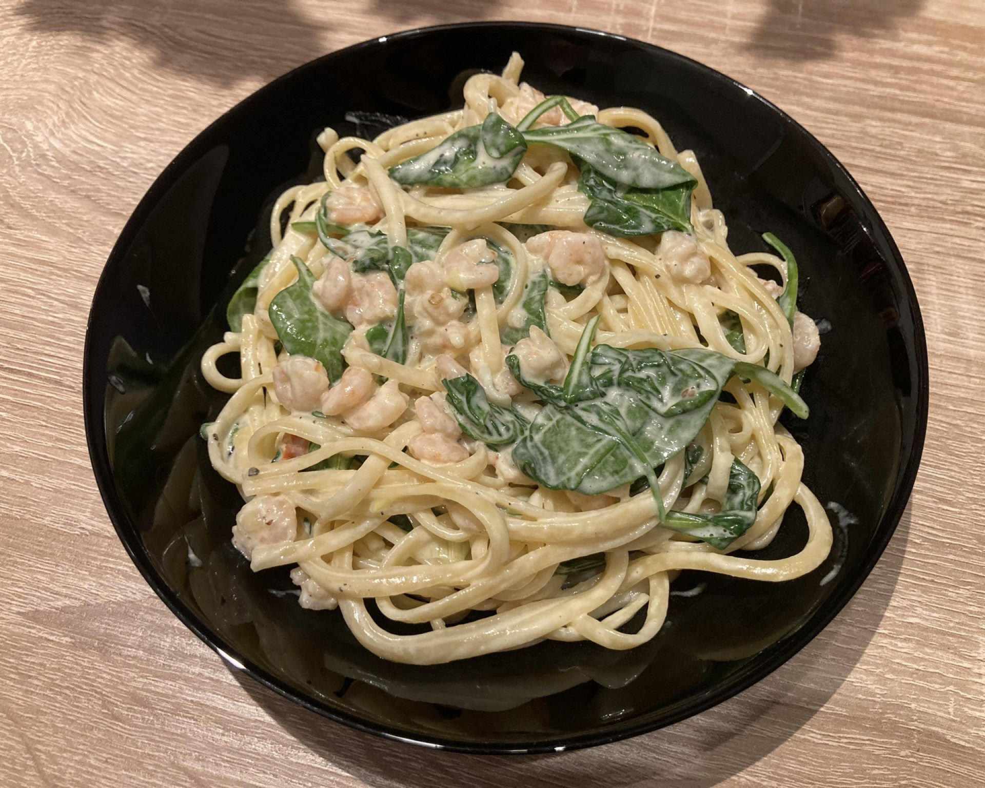 Hotové špagety s krevetami, špenátom a krémovou omáčkou