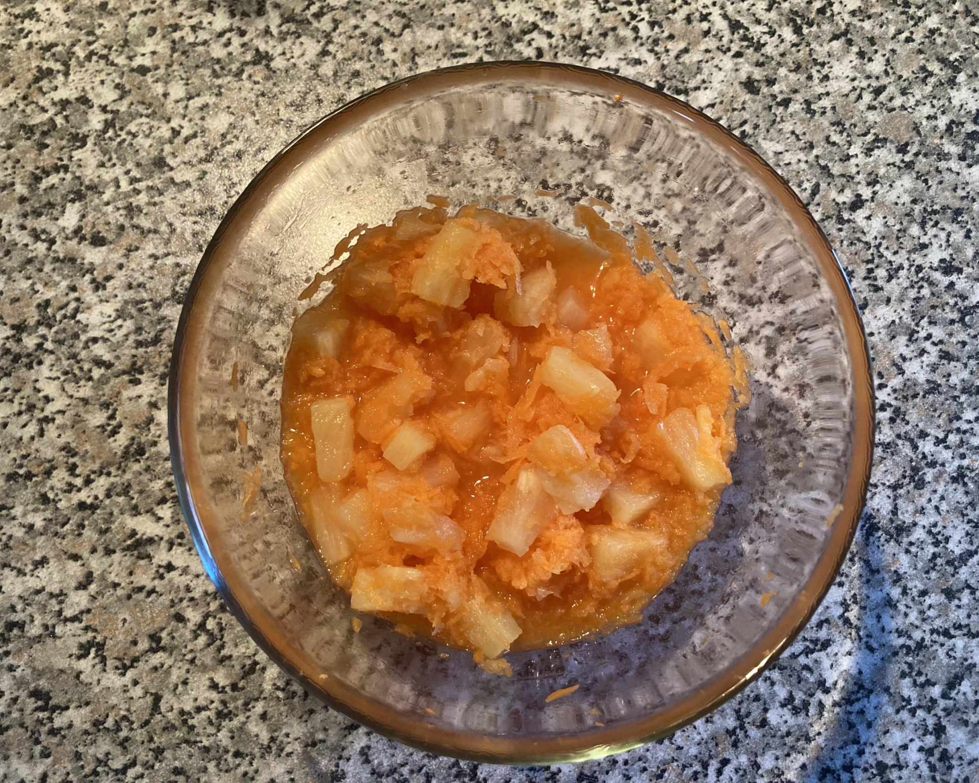 Hotový mrkvovo-ananásový šalát v sklenenej miske