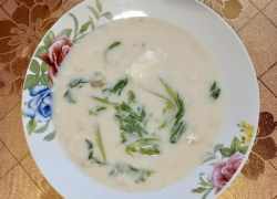 Hotová šalátová polievka s mliekom a smotanou
