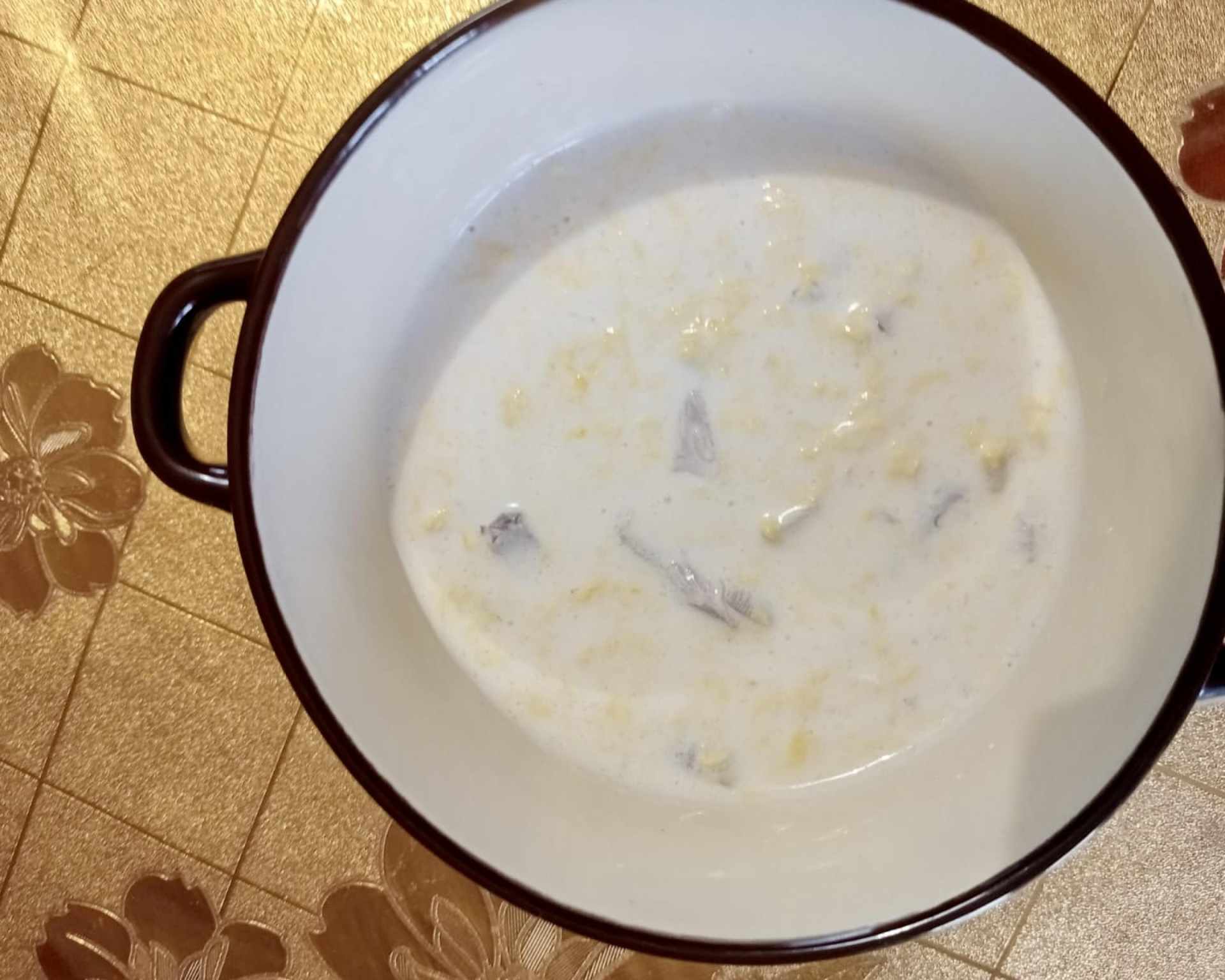 Hotová mliečna polievka s májovkami a vajíčkom