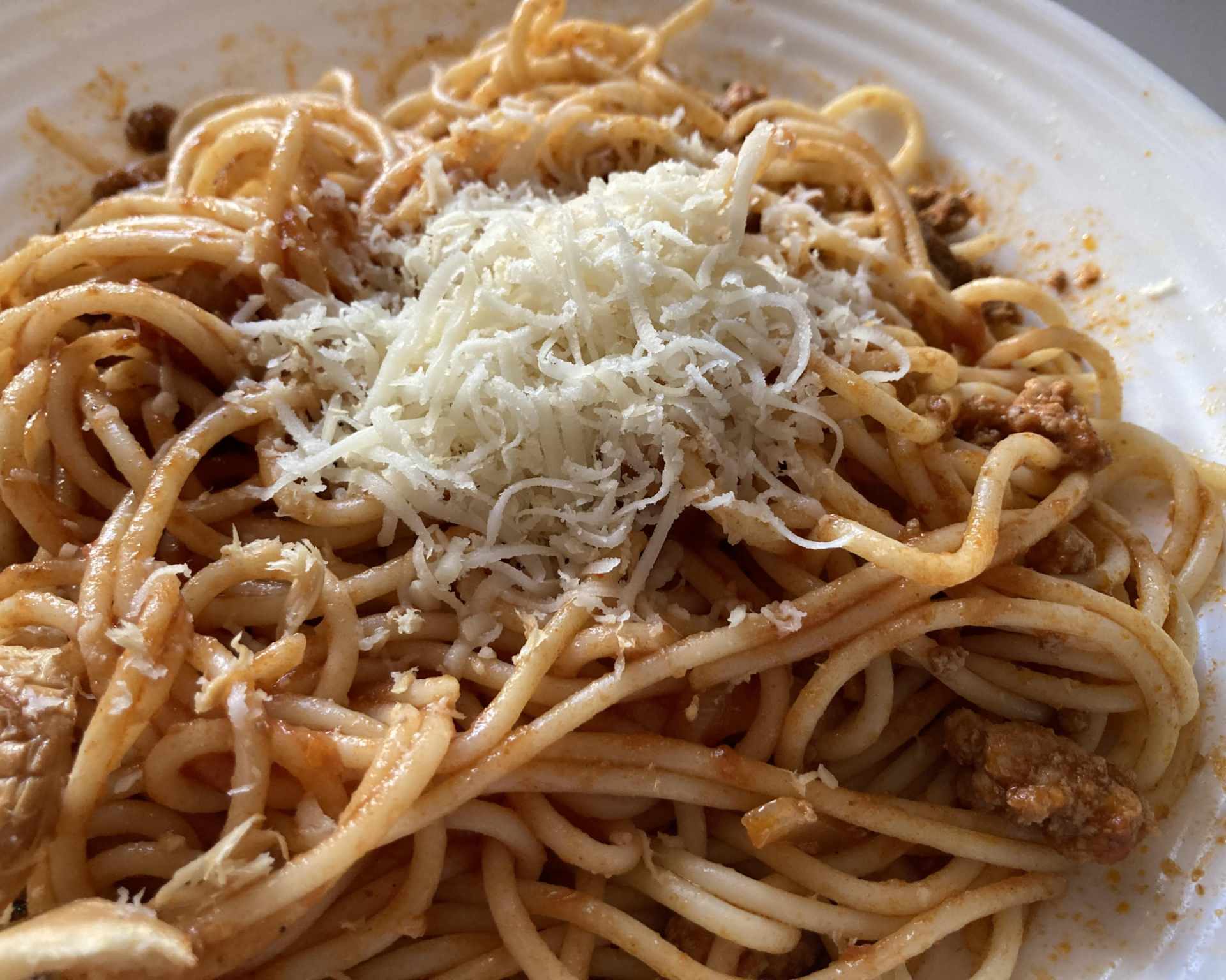 Hotové špagety s mletým morčacím mäsom s nastrúhaným syrom