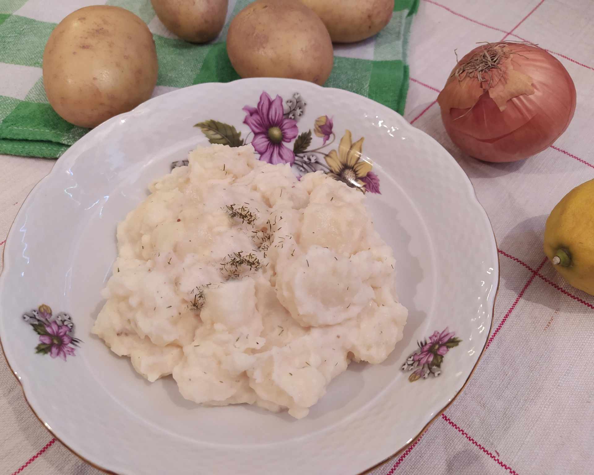 Tradičné slovenské zemiaky so smotanou pripravené na kyslo s kôprom