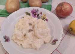 Tradičné slovenské zemiaky so smotanou pripravené na kyslo s kôprom