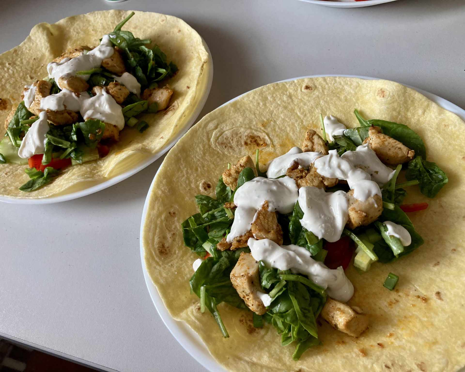 Hotová plnená tortilla s kuracím mäsom, zeleninou a dresingom