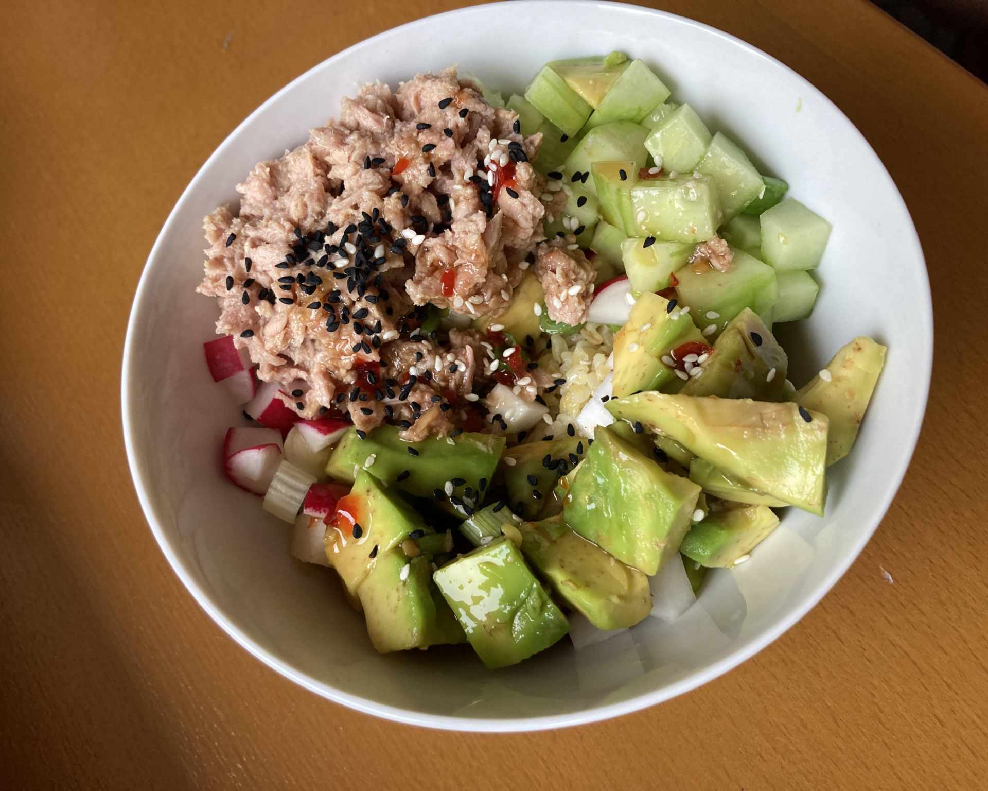 Hotové poke bowl s bulgurom a tuniakom