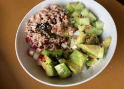 Hotové poke bowl s bulgurom a tuniakom