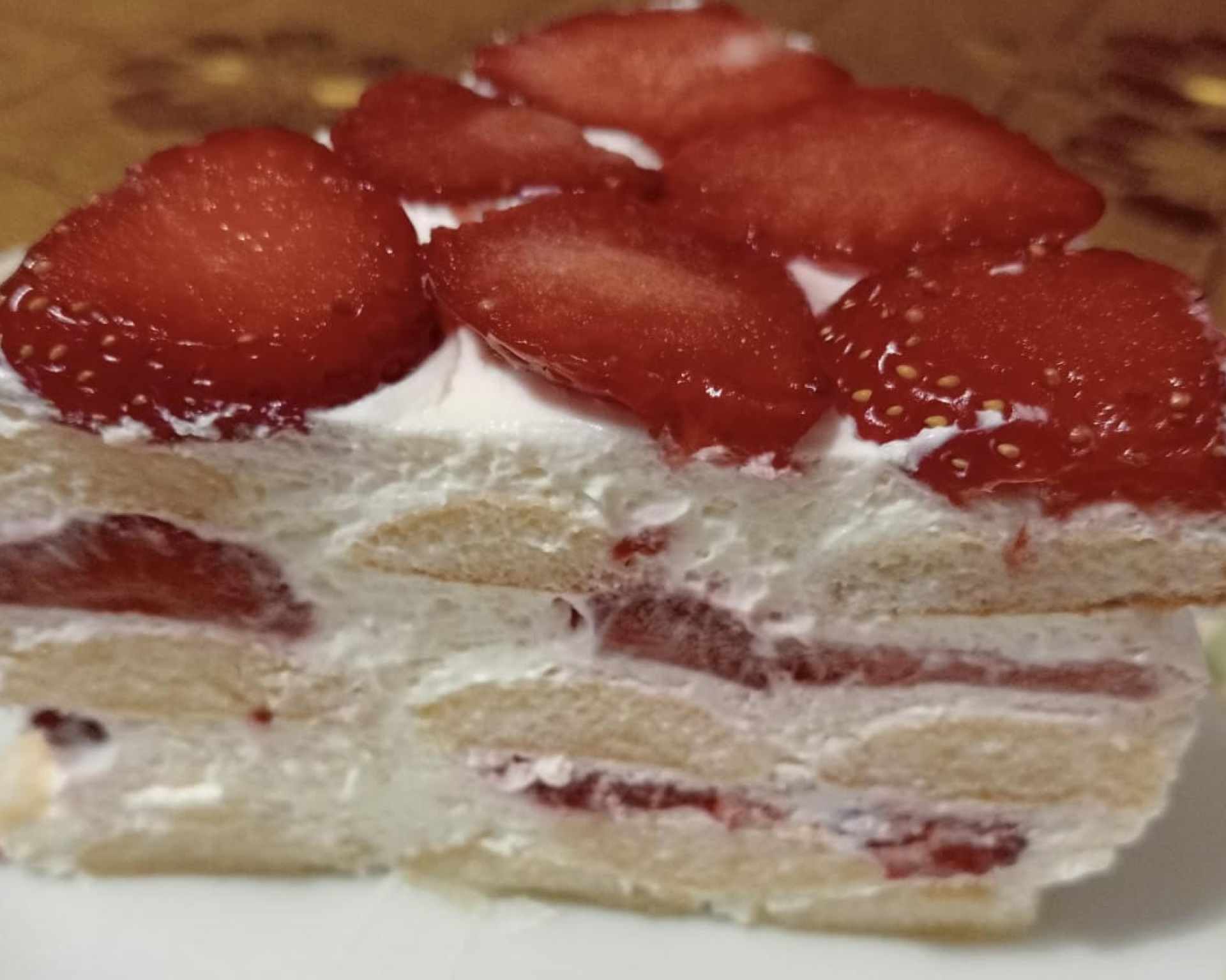 Hotová smotanová nepečená torta s jahodami