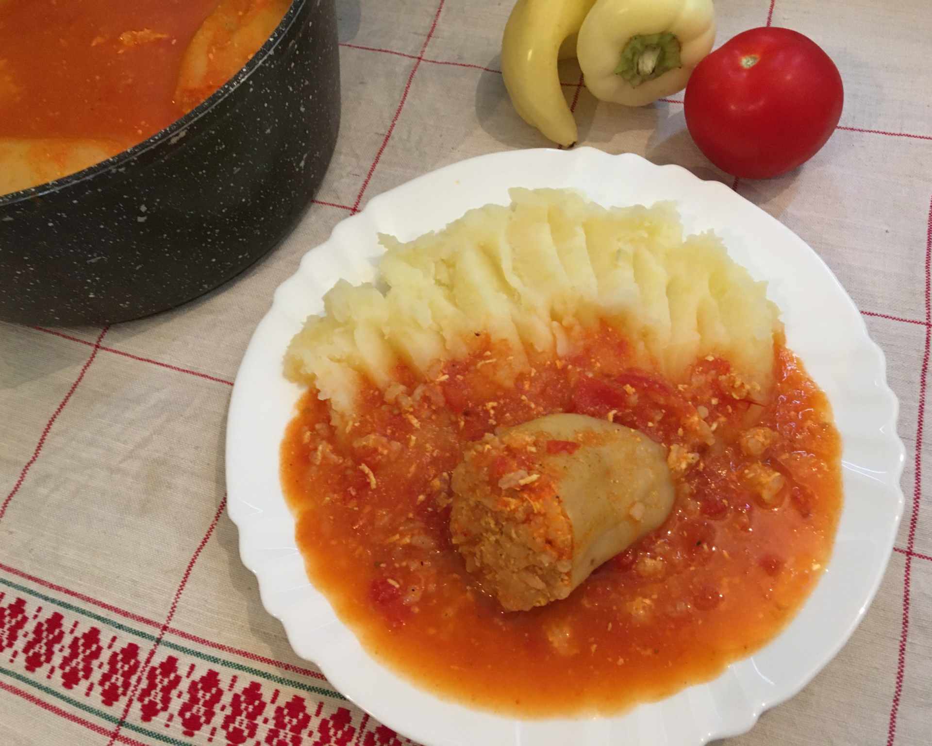 Zeleninovo-sójová naplnená paprika v paradajkovej omáčke so zemiakovou kašou