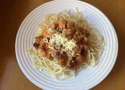 Špagety so zeleninovou omáčkou a párkami