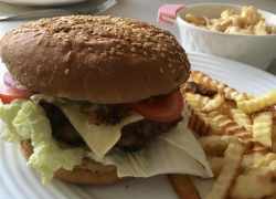 Hotový domáci burger s vlnitými hranolčekmi