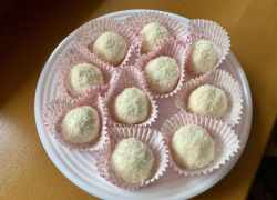 Hotové raffaello guličky v ružových košíčkoch s kokosom