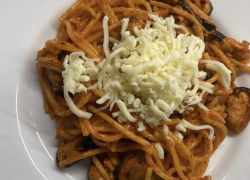 Hotové špagety s morskými plodmi posypané syrom