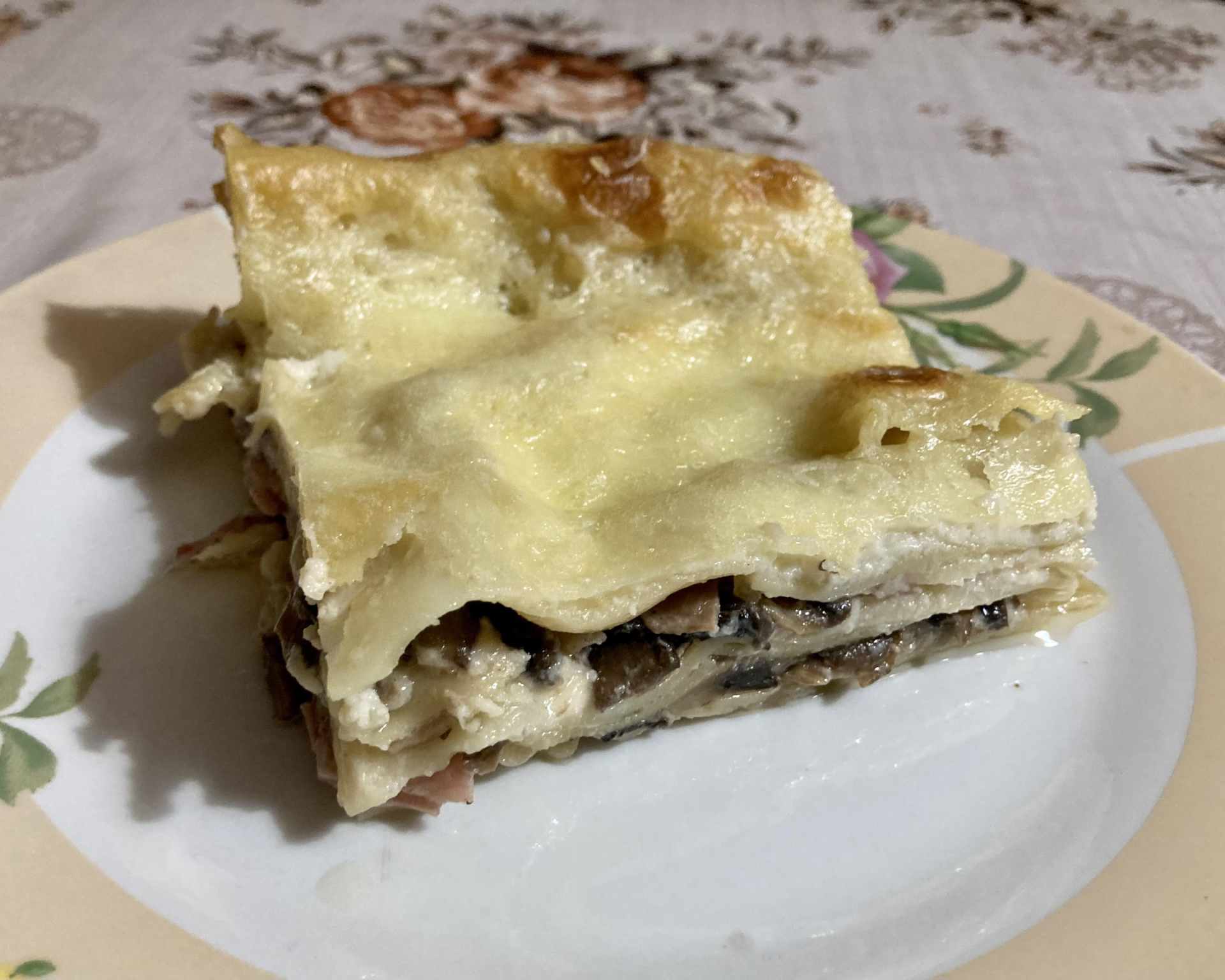 Hotové šampiňónovo-šunkové lasagne