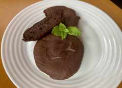 Hotové brownies s čokoládou dozdobené bazalkou