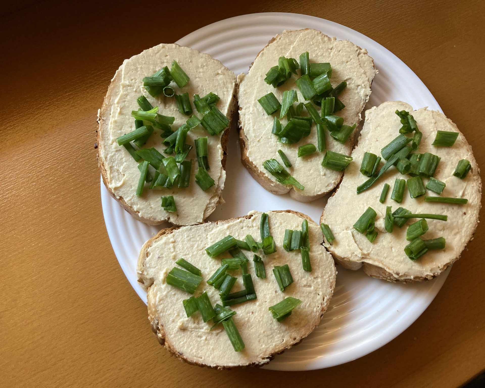 Hotová horčicová nátierka s cibuľkou