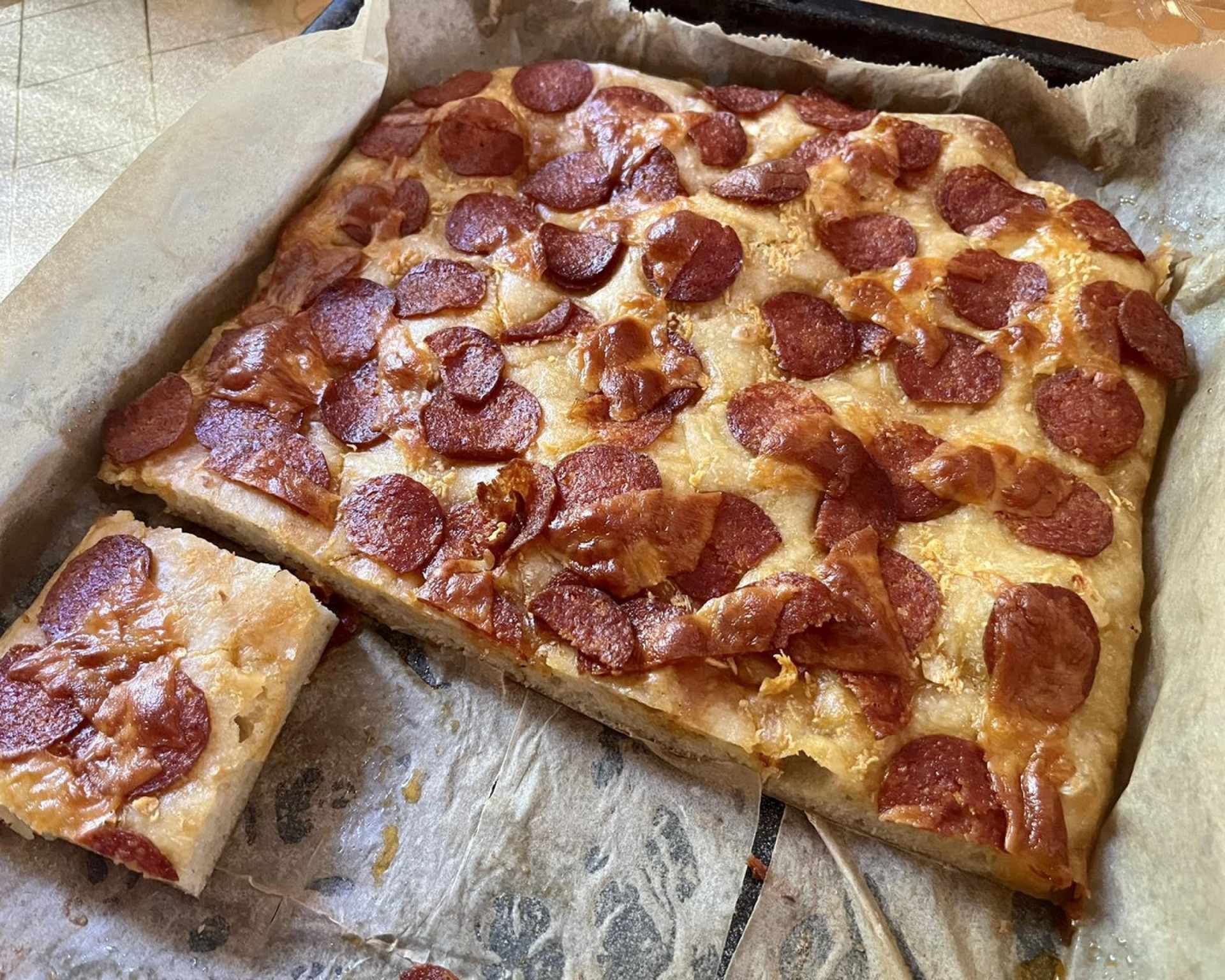 Hotová klobásovo-syrová slovenská tradičná pizza