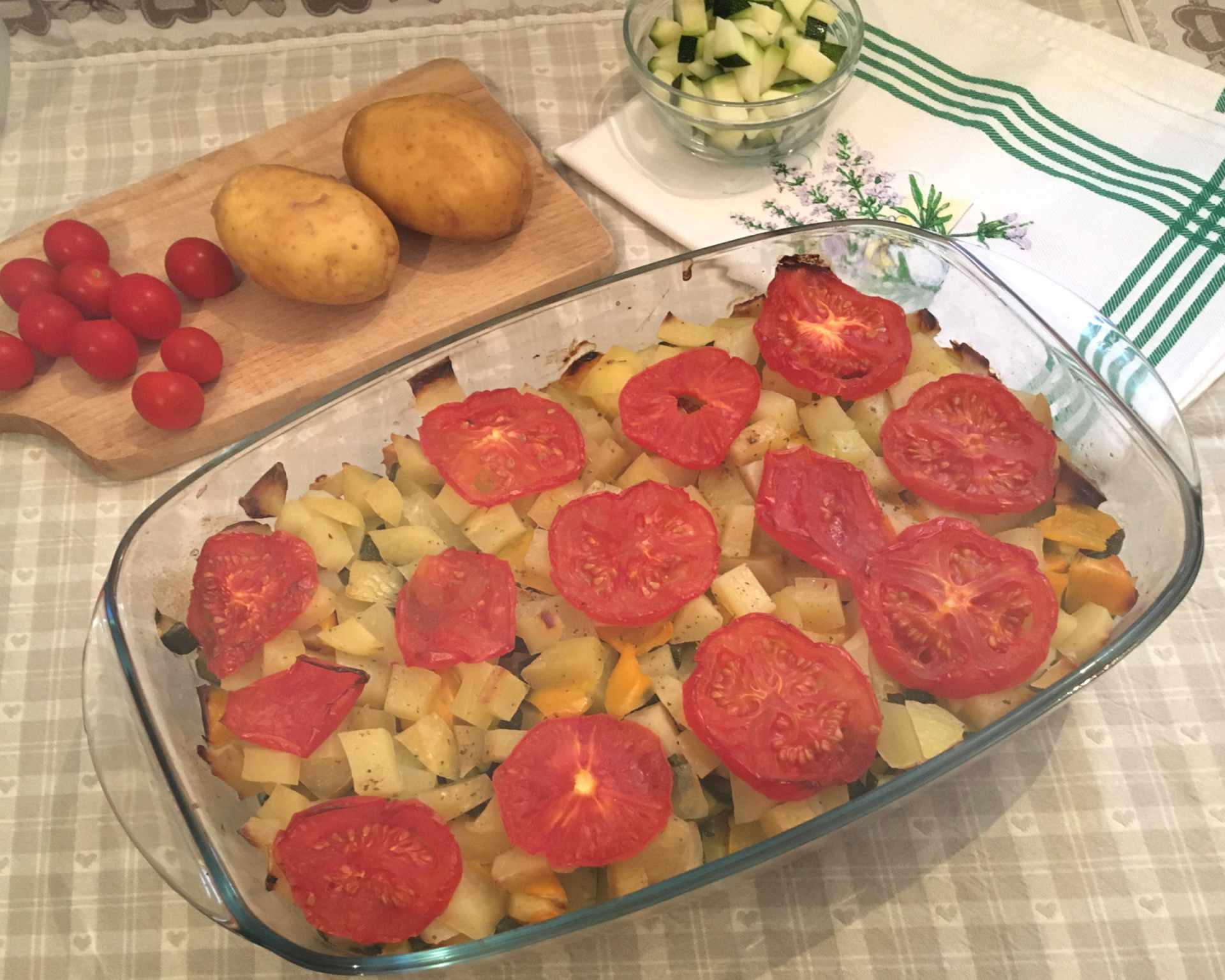 Zelenina zapekaná, paradajky, paprika, zemiaky s cuketou a tuniak z konzervy