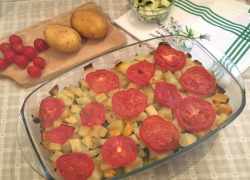 Zelenina zapekaná, paradajky, paprika, zemiaky s cuketou a tuniak z konzervy
