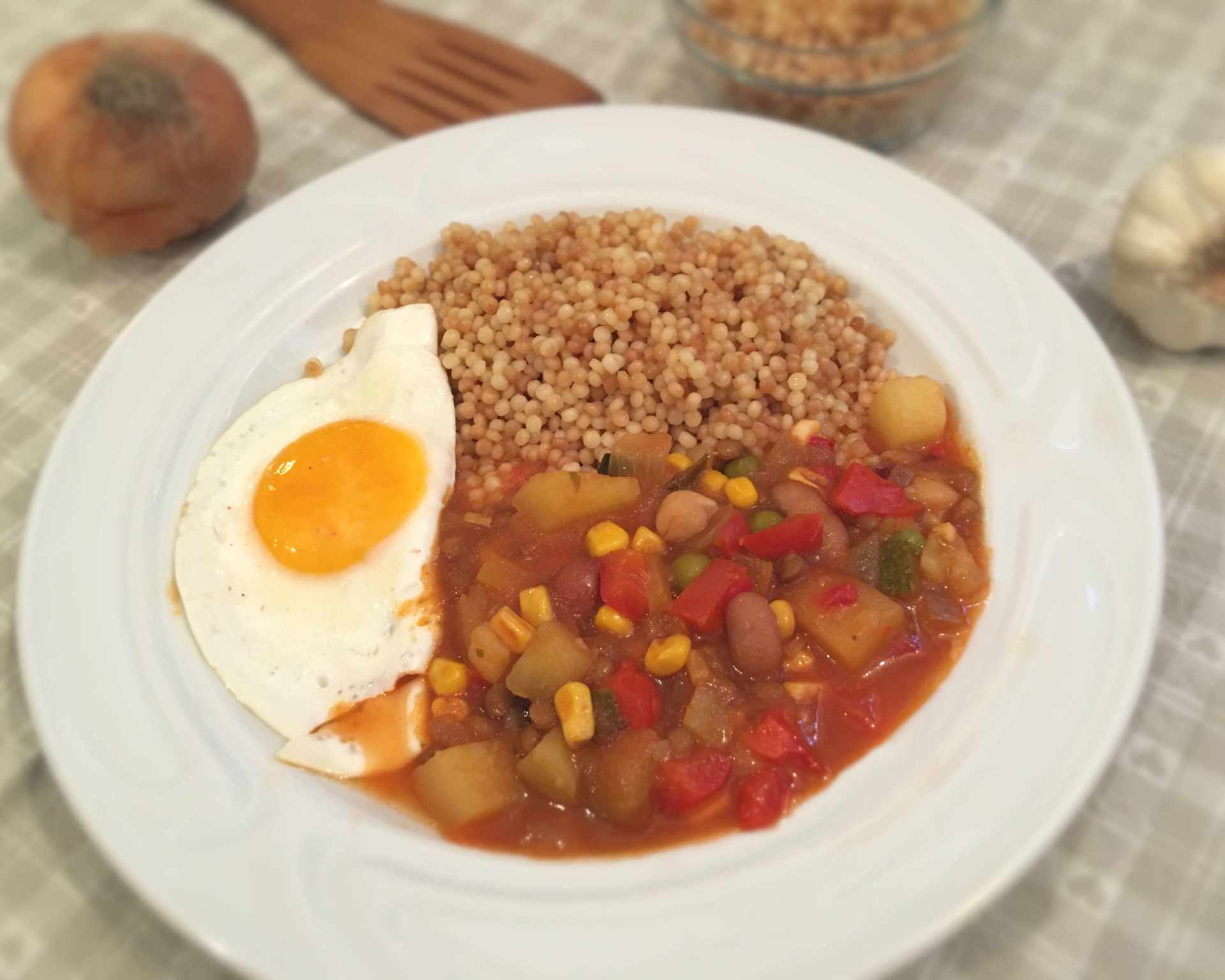 Fazuľa, kukurica, hrach, cícer, omáčka s paradajkami, kápia, zemiaky, cuketa s tarhoňou a volským okom