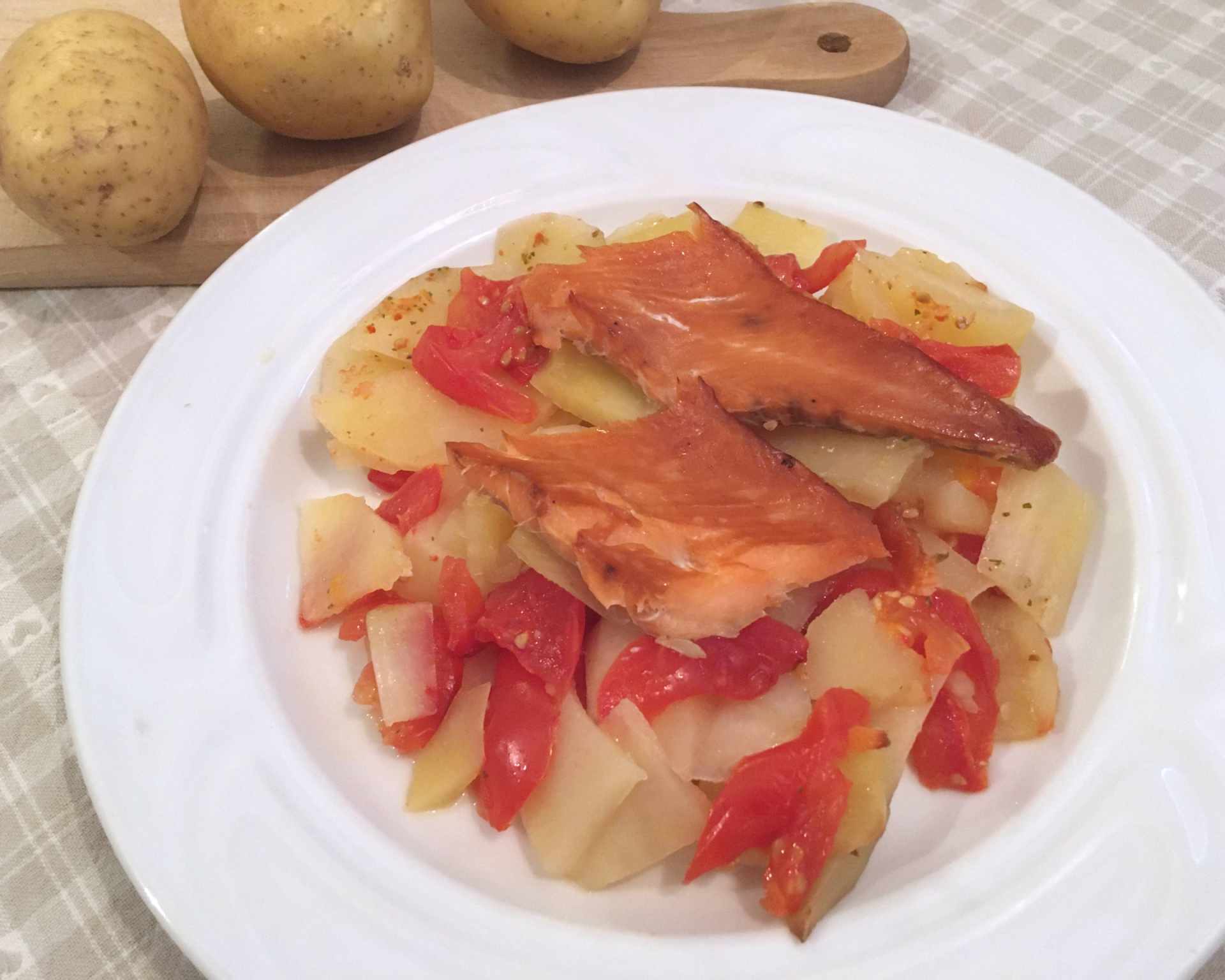 Zemiaky a paradajky pod filetmi pečeného lososa