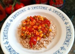 Ryža s tymiánom na tanieri s červenou omáčkou, hrach, kukurica