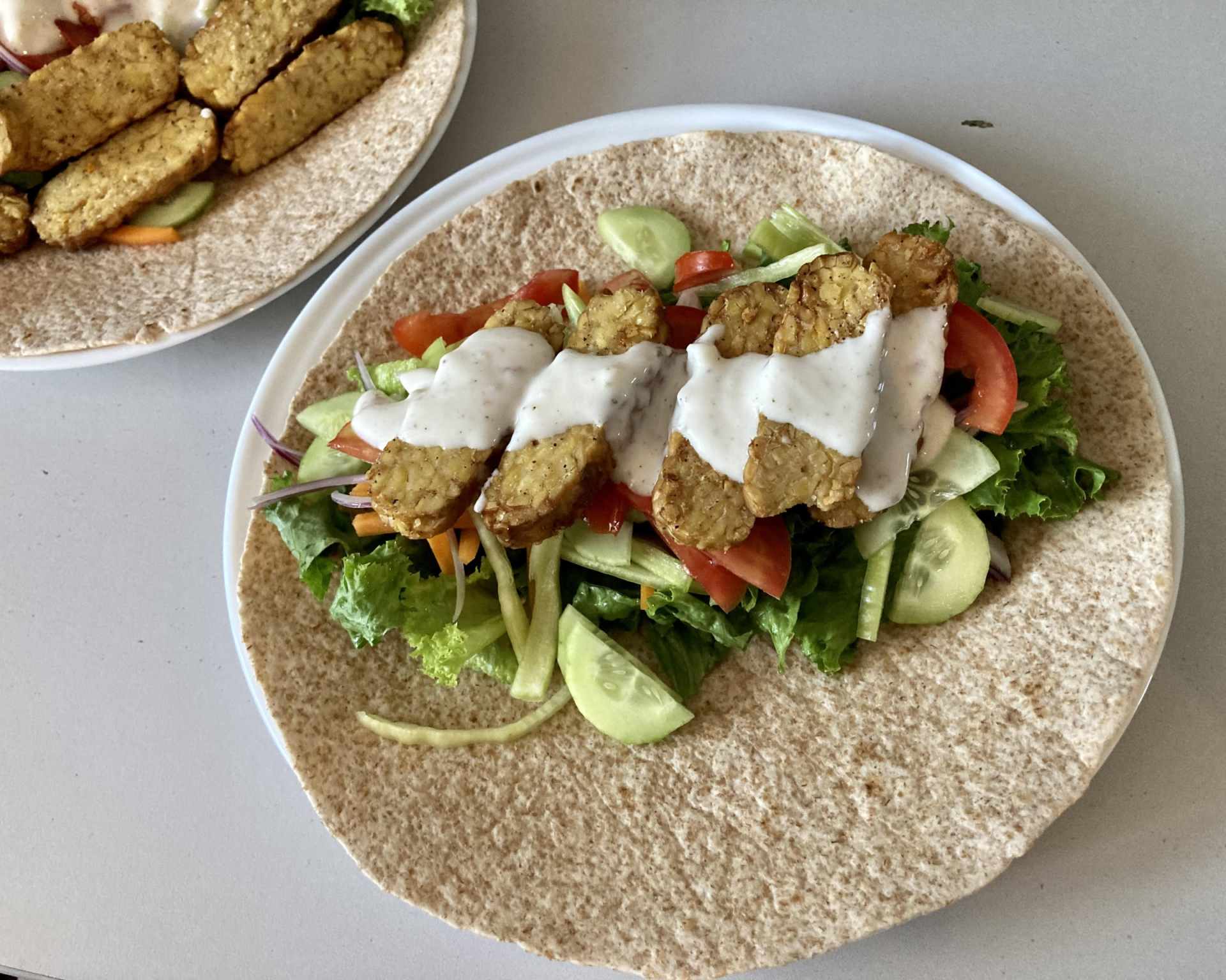 Hotová tortilla plnená grilovaným tempehom a zeleninou