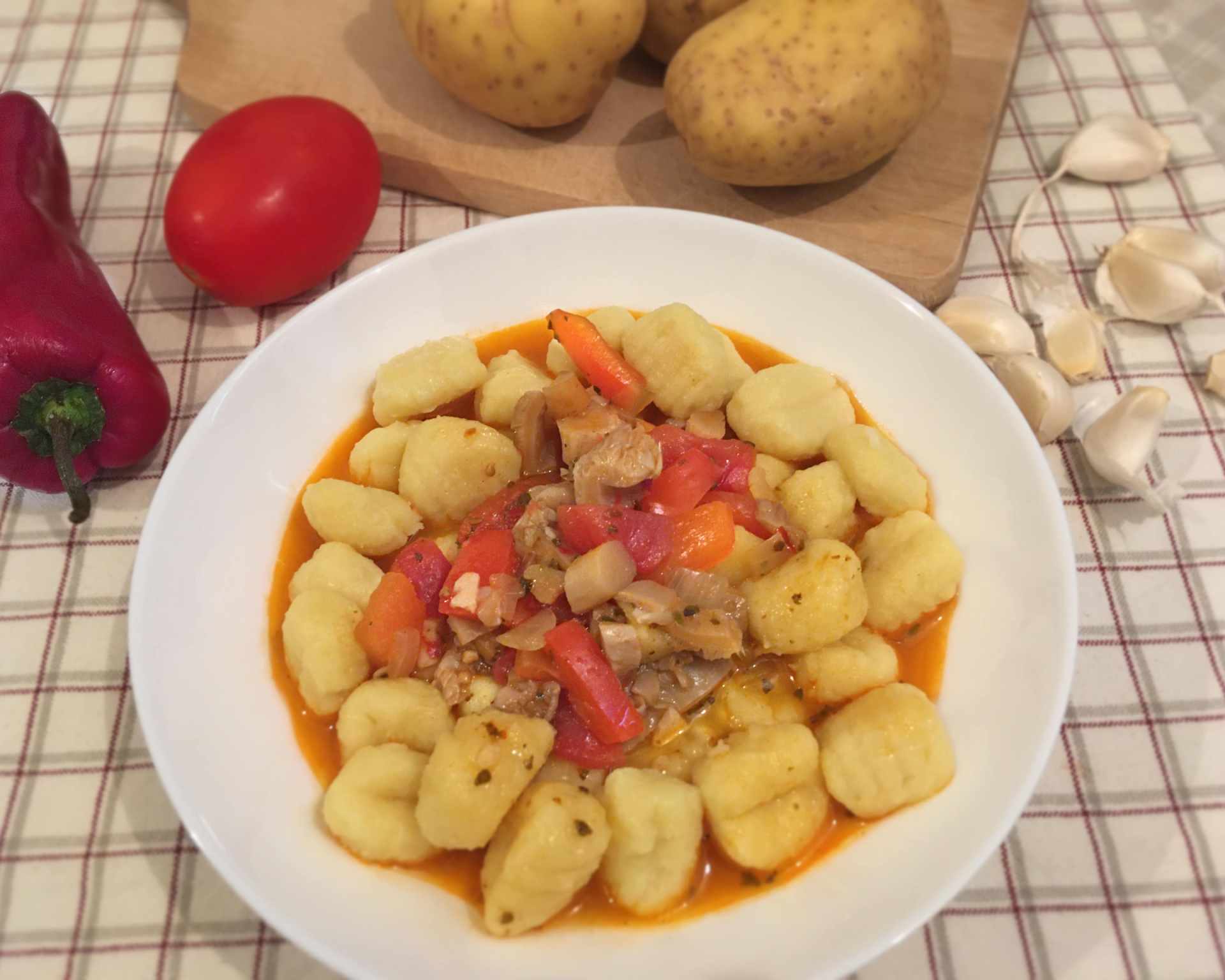 Gnocchi s gulášom z hlivy ustricovej, paradajky, paprika