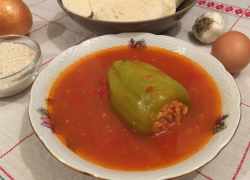 Zelená paprika plnená plnkou z tofu a ryže v paradajkovej omáčke
